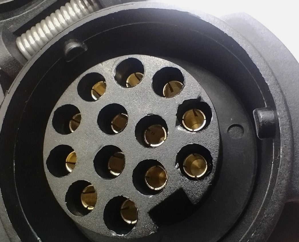 13 Pin Plastic Trailer Towing Socket and Seal 12v