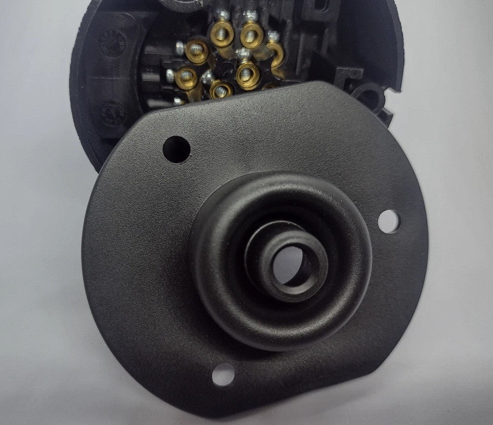 13 Pin Plastic Trailer Towing Socket and Seal 12v